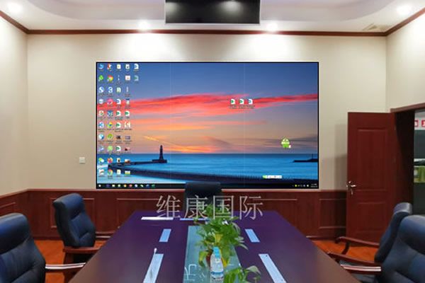 大型會議室使用無縫拼接屏好還是投影機(jī)好？
