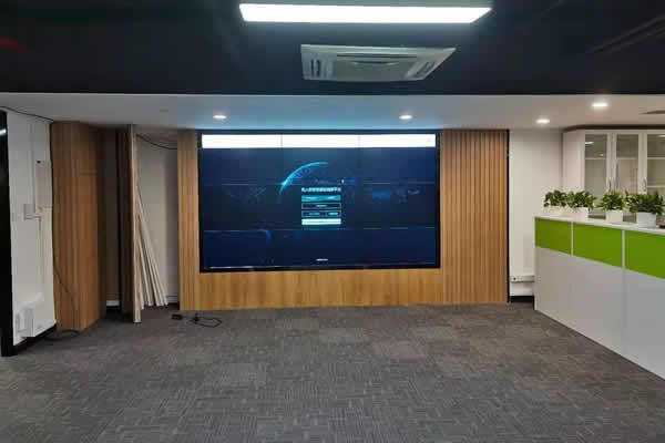 液晶拼接屏與OCB小間距LED顯示屏有什么區(qū)別？